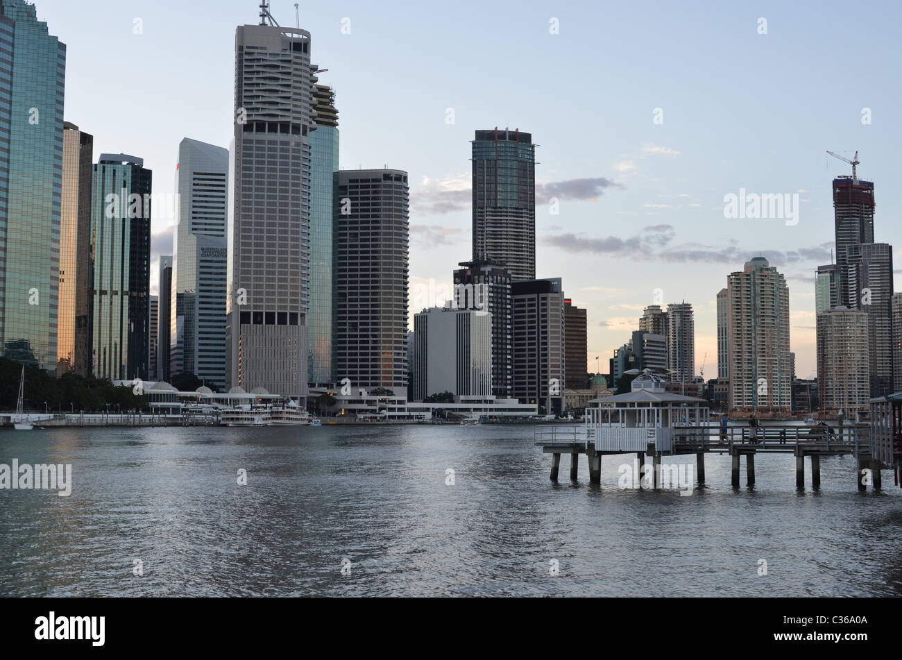 La ville de Brisbane en fin d'après-midi. La rivière Brisbane est au premier plan. Banque D'Images