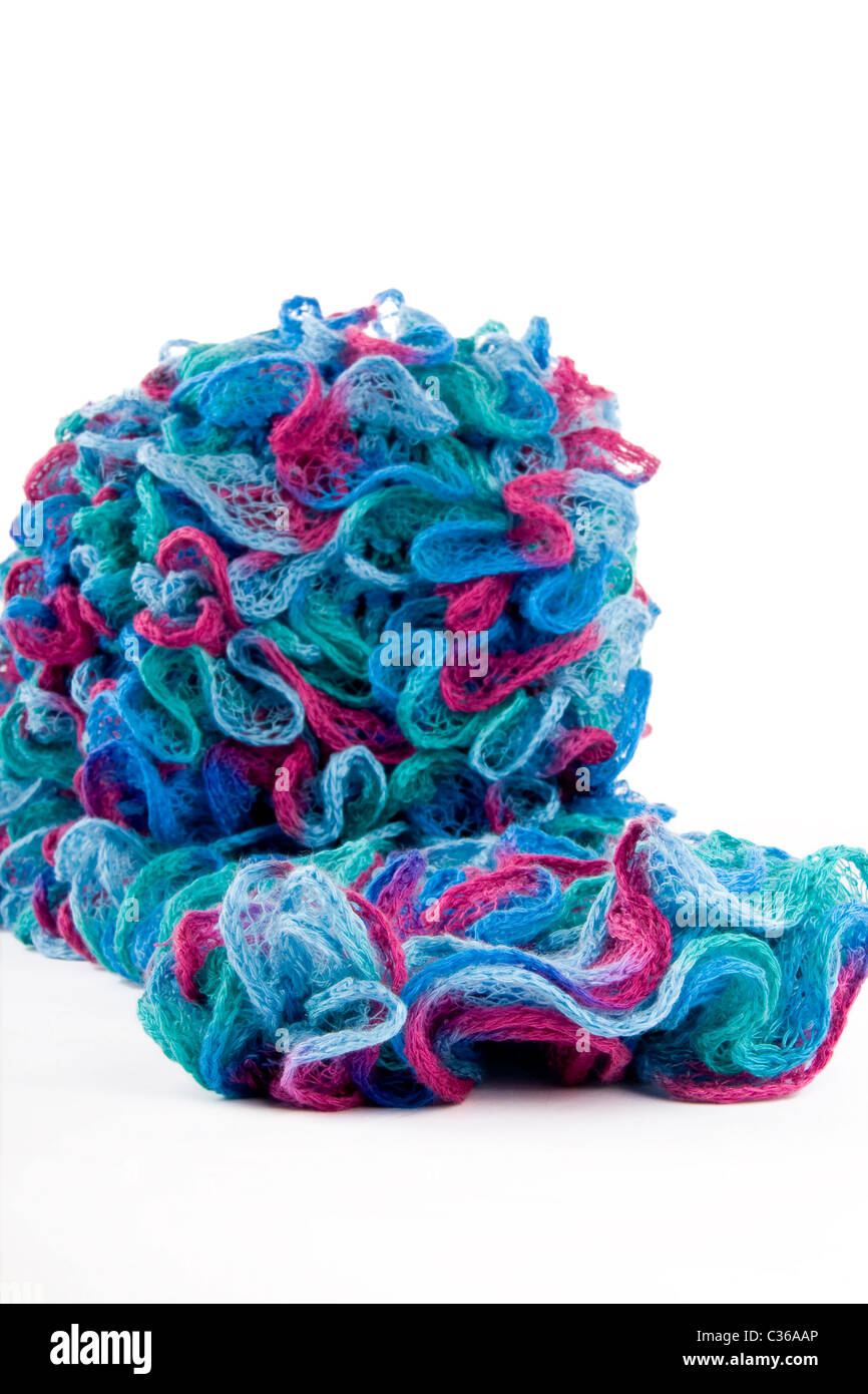 Foulard multicolore à la main sur le fond blanc Banque D'Images