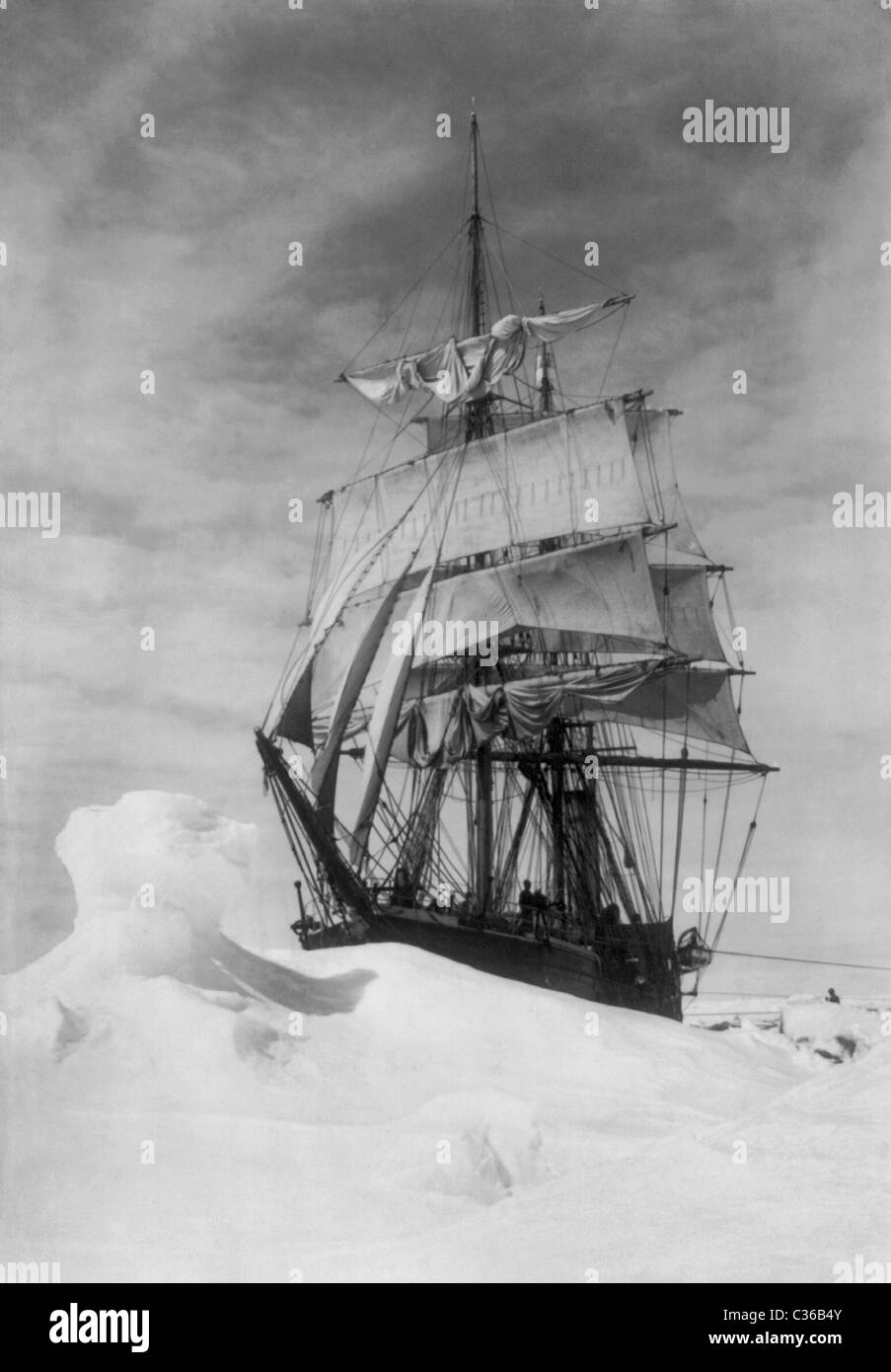 Robert Falcon Scott's ship 'Terra Nova' coincé dans des blocs de glace dans l'Antarctique au cours de l'expédition Terra Nova de 1910 - 1913. Banque D'Images