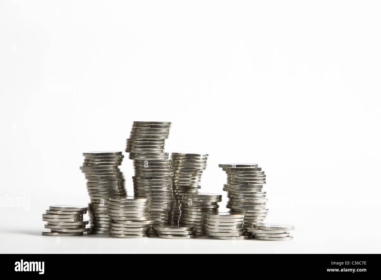 Des piles de pièces d'argent sur fond blanc Banque D'Images
