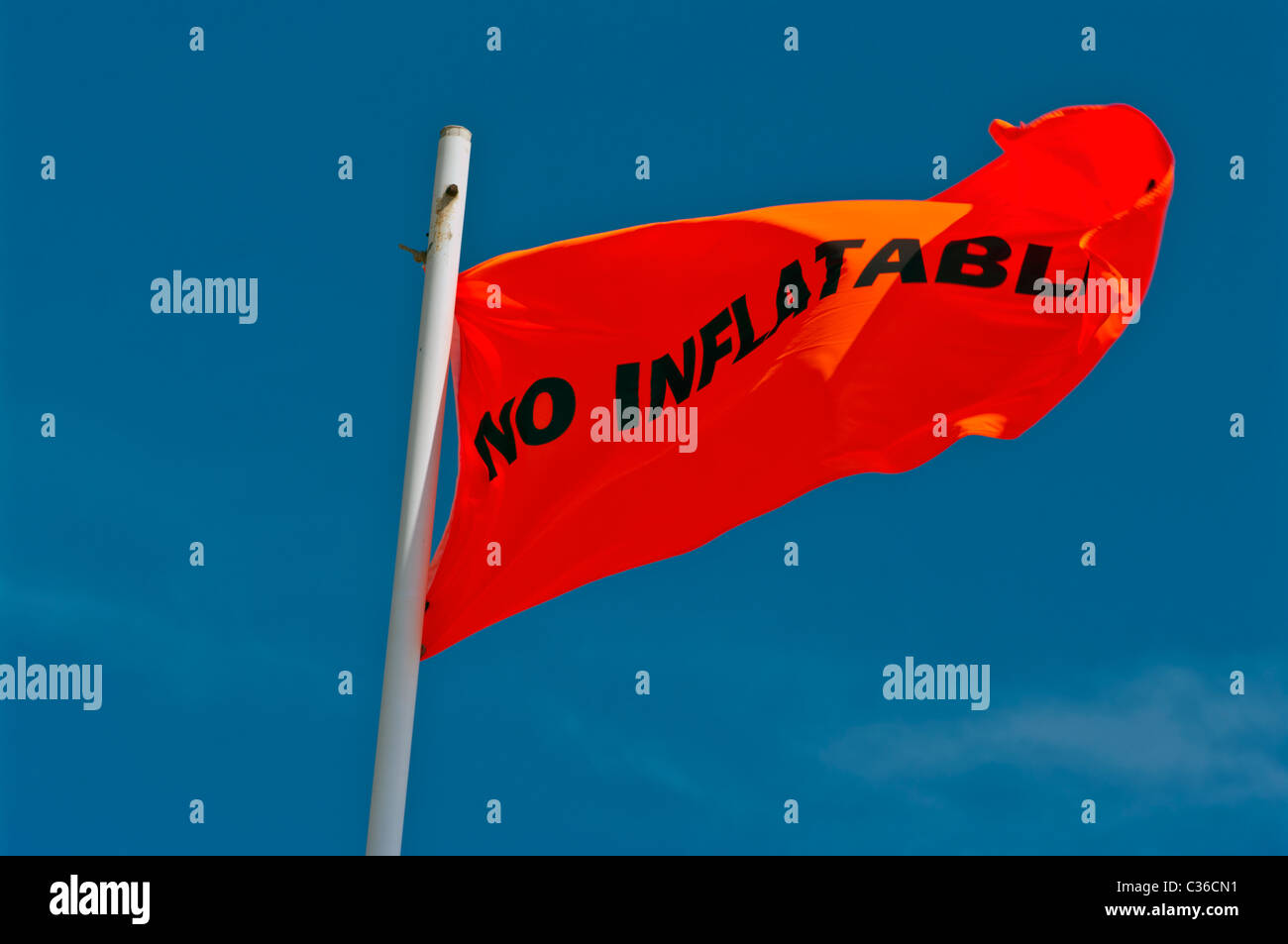 Pas de drapeau d'avertissement orange Beach Inflatables uk Banque D'Images