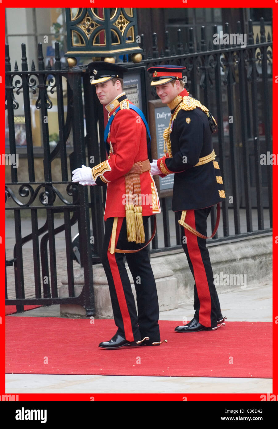 Le mariage du Prince William et Catherine Middleton. 29 avril 2011. Le prince William arrive avec le prince Harry à Banque D'Images