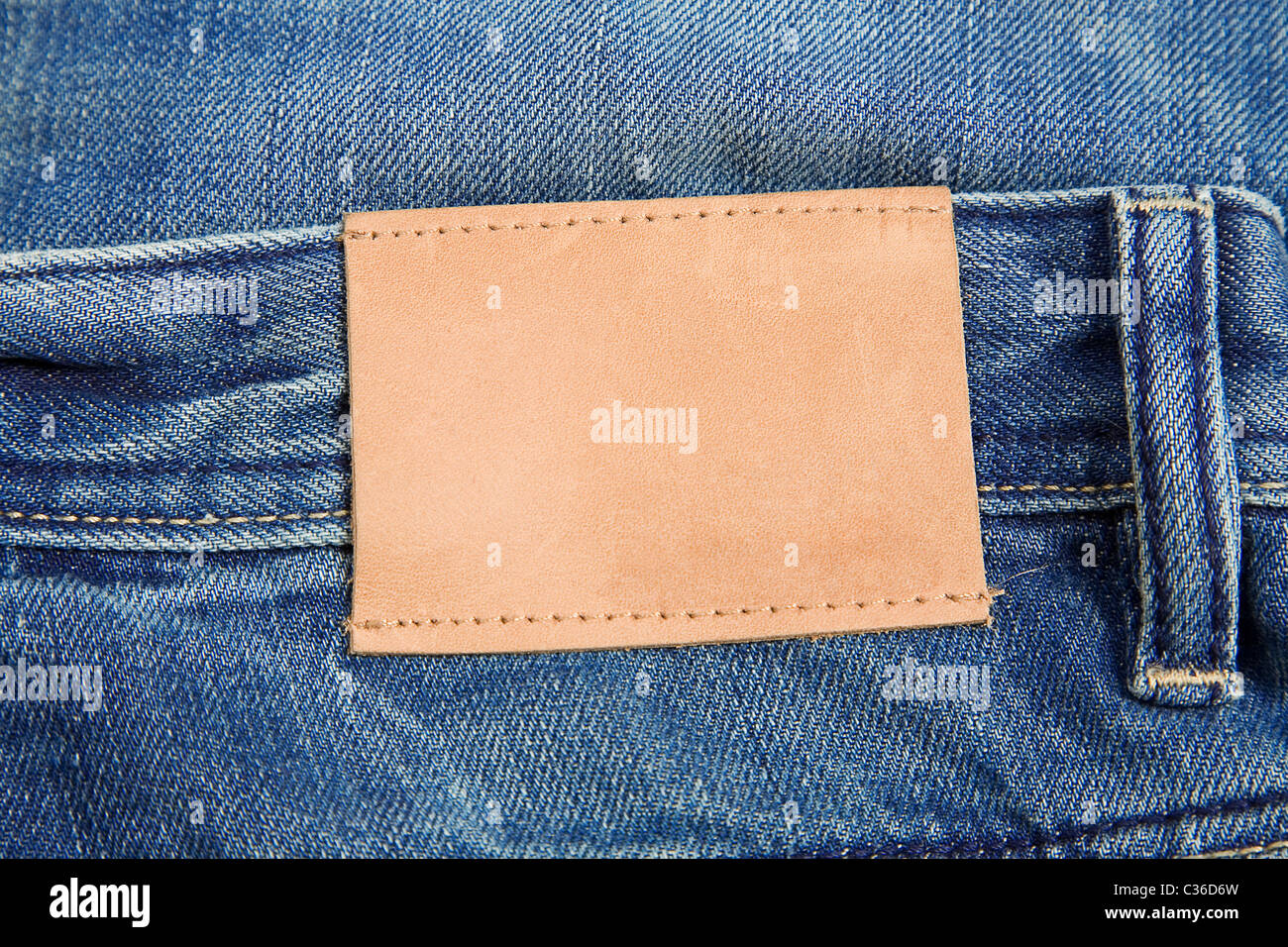 Vue avant du label de denim bleu jeans et étiquette en cuir Banque D'Images