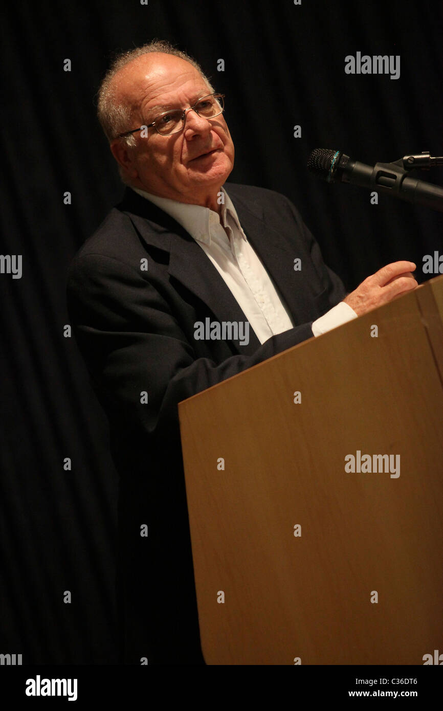 Avishay Braverman (né le 15 janvier 1948) est un économiste et homme politique israélien. Un ancien président de l'Université Ben-Gurion Banque D'Images