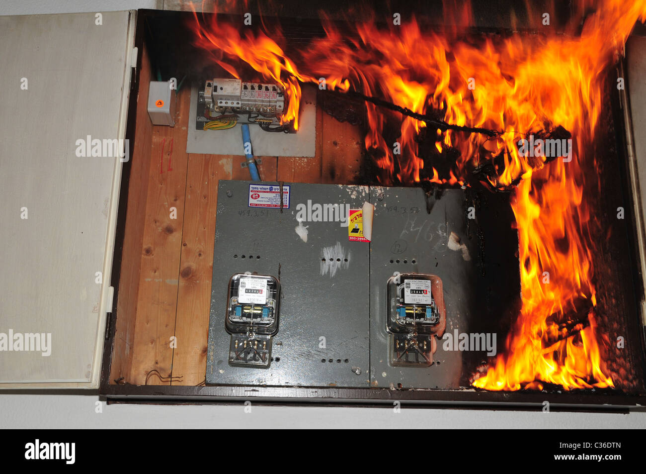 Un incendie a éclaté dans un ménage boîte à fusibles flammes consommée le conseil. Photographié en Israël Photo Stock - Alamy