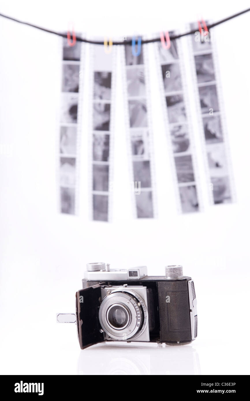Rusty old-time-photo appareil photo et des films en bande sur fond blanc Banque D'Images