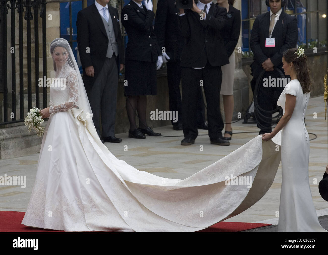 Le mariage du Prince William et Catherine Middleton. 29 avril 2011. Kate Middleton arrive à l'Abbaye avec sa soeur Banque D'Images