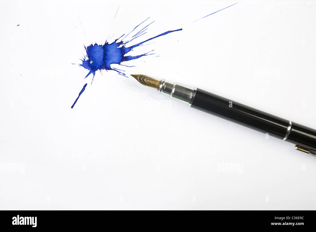 Plume et encre blots avec fond papier blanc Banque D'Images