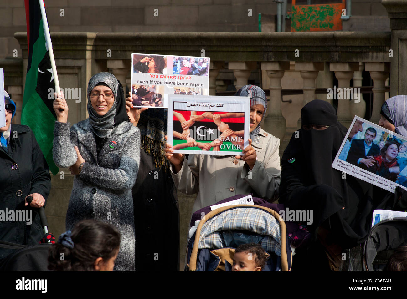 Les femmes et les enfants de rue anti-Kadhafi protester à Sheffield Banque D'Images