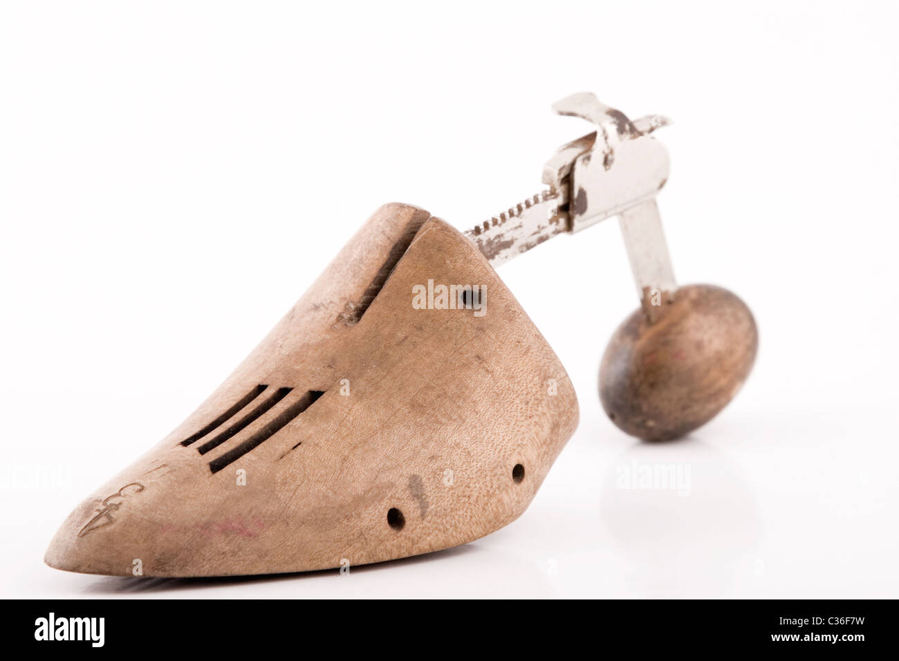 Vintage chaussures en bois arbre sur fond blanc Banque D'Images