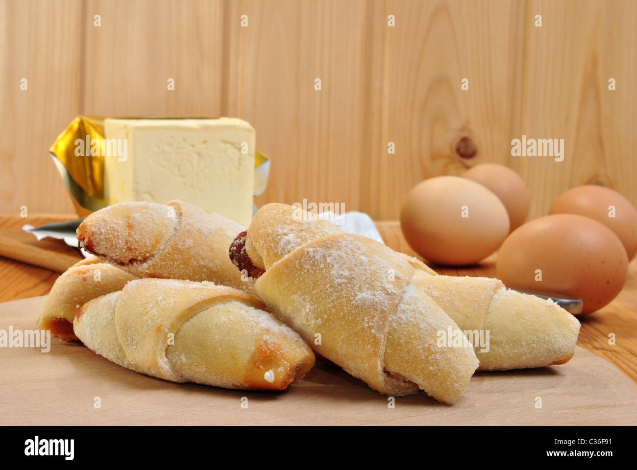 Quelques croissants faits maison, la margarine et les oeufs Banque D'Images