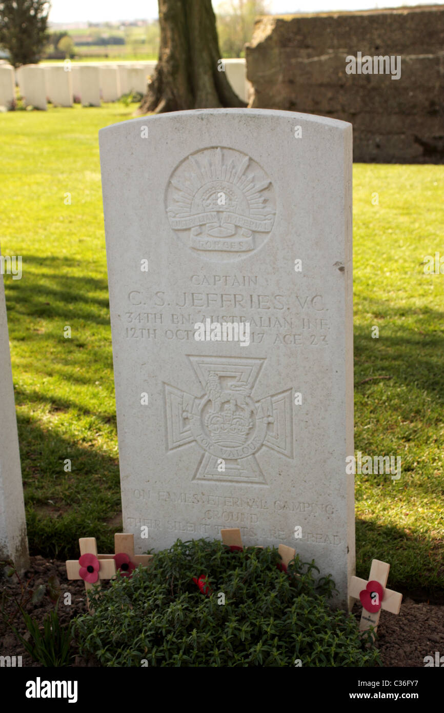 Tombe de capitaine C S Jeffries VC 34e bn infanterie australienne cimetière de Tyne Cot Passendale, Belgique Banque D'Images Tombe de capitaine C S Jeffries VC 34e bn infanterie australienne cimetière de Tyne Cot Passendale, Belgique Banque D'Images