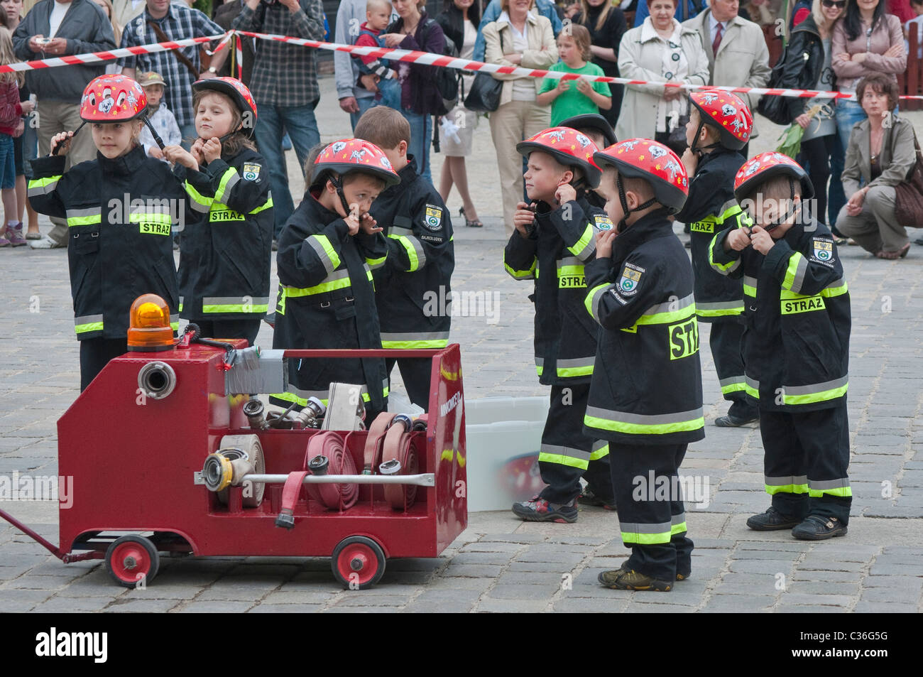 (Bajkoludek Fablefolk) enfants fire brigade, de jouets à incendie, spectacle de rue sur les pompiers jour festival, Wrocław, Pologne Banque D'Images