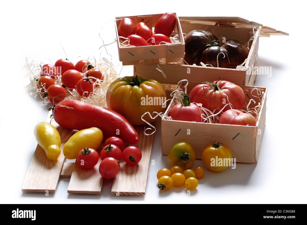 Varieteis de tomates dans des caisses en bois Banque D'Images