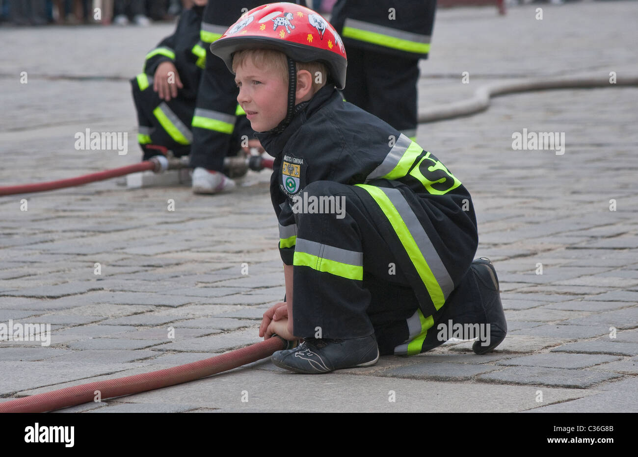 Garçon à pulvériser de l'eau, spectacle de rue d'Bajkoludek Fablefolk (enfants) d'incendie, les pompiers jour festival, Wrocław, Pologne Banque D'Images