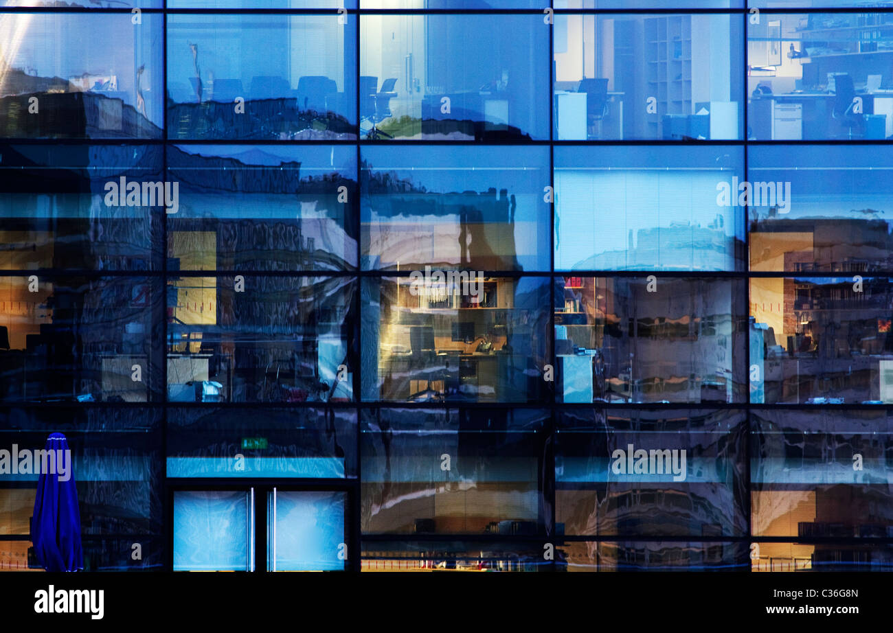 Résumé de la fenêtre bureau verre bleu et de réflexions Banque D'Images