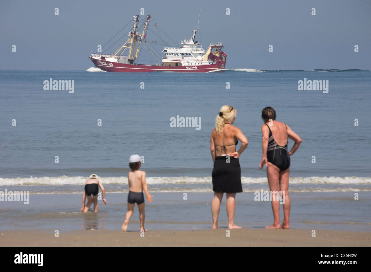 Bateau de pêche vu de la plage Vlieland Banque D'Images