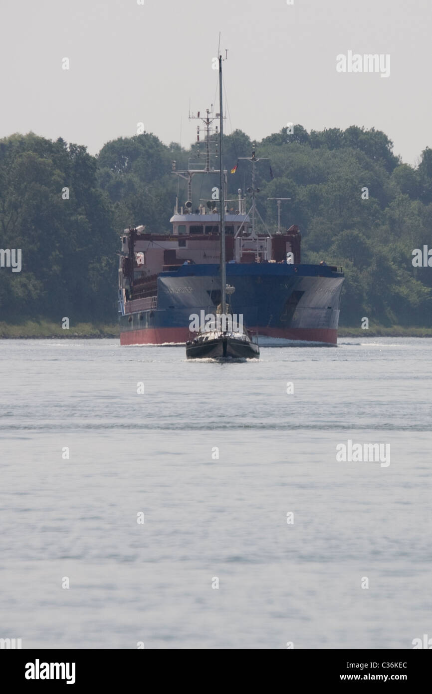 Grand navire et un petit Yacht dans l'Allemagne Canal Keil Banque D'Images