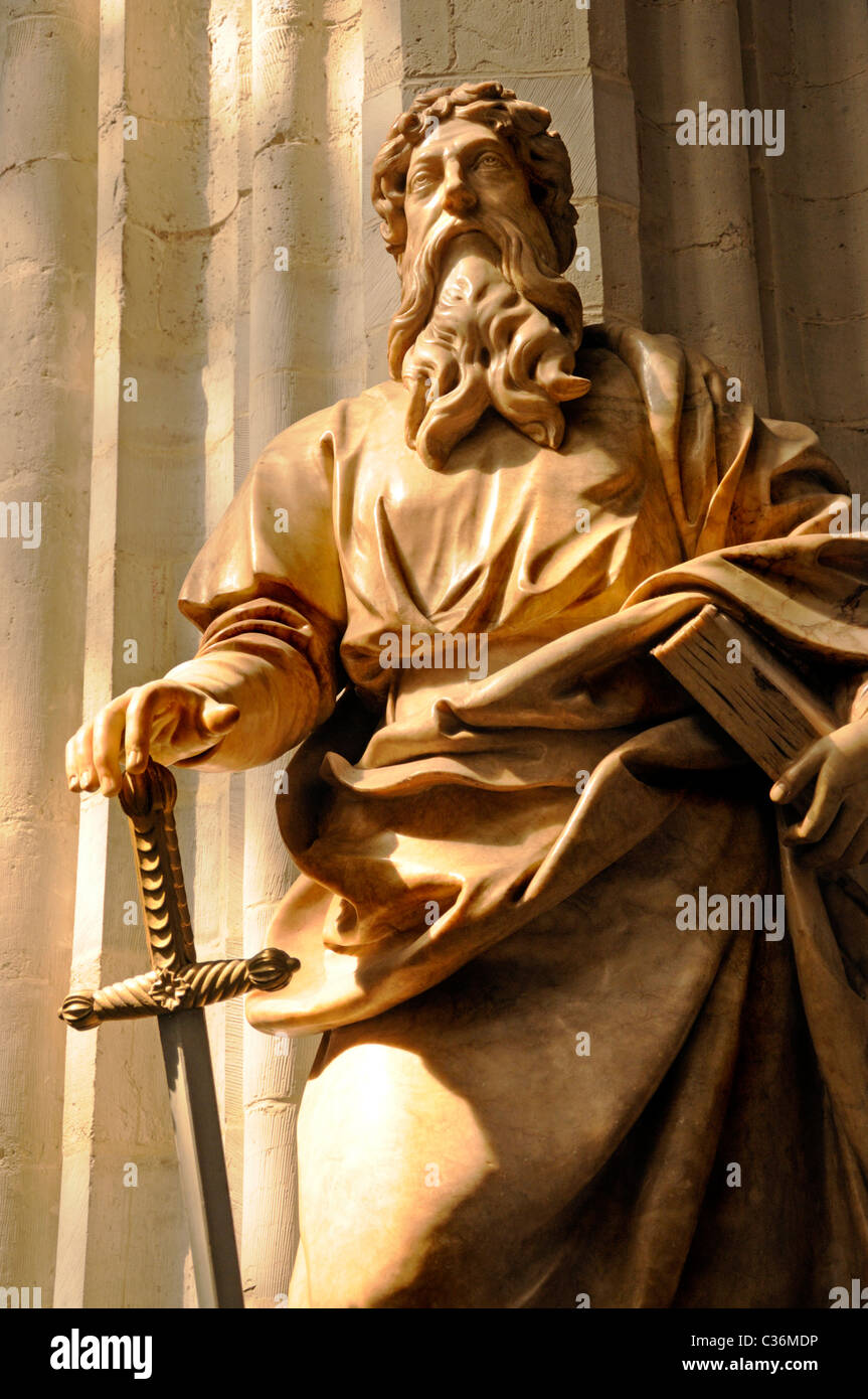 Anvers / Antwerpen, Belgique. Cathédrale (Onze-Lieve-Vrouwkathedral : 1352-1521. Quartier Gothique) Statue de Saint Paul Banque D'Images