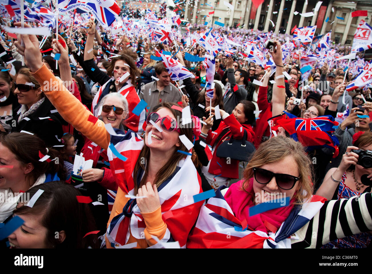 Recueillir des fêtards à Trafalgar Square, au centre de Londres pour célébrer le mariage du Prince William et Kate Middleton Banque D'Images