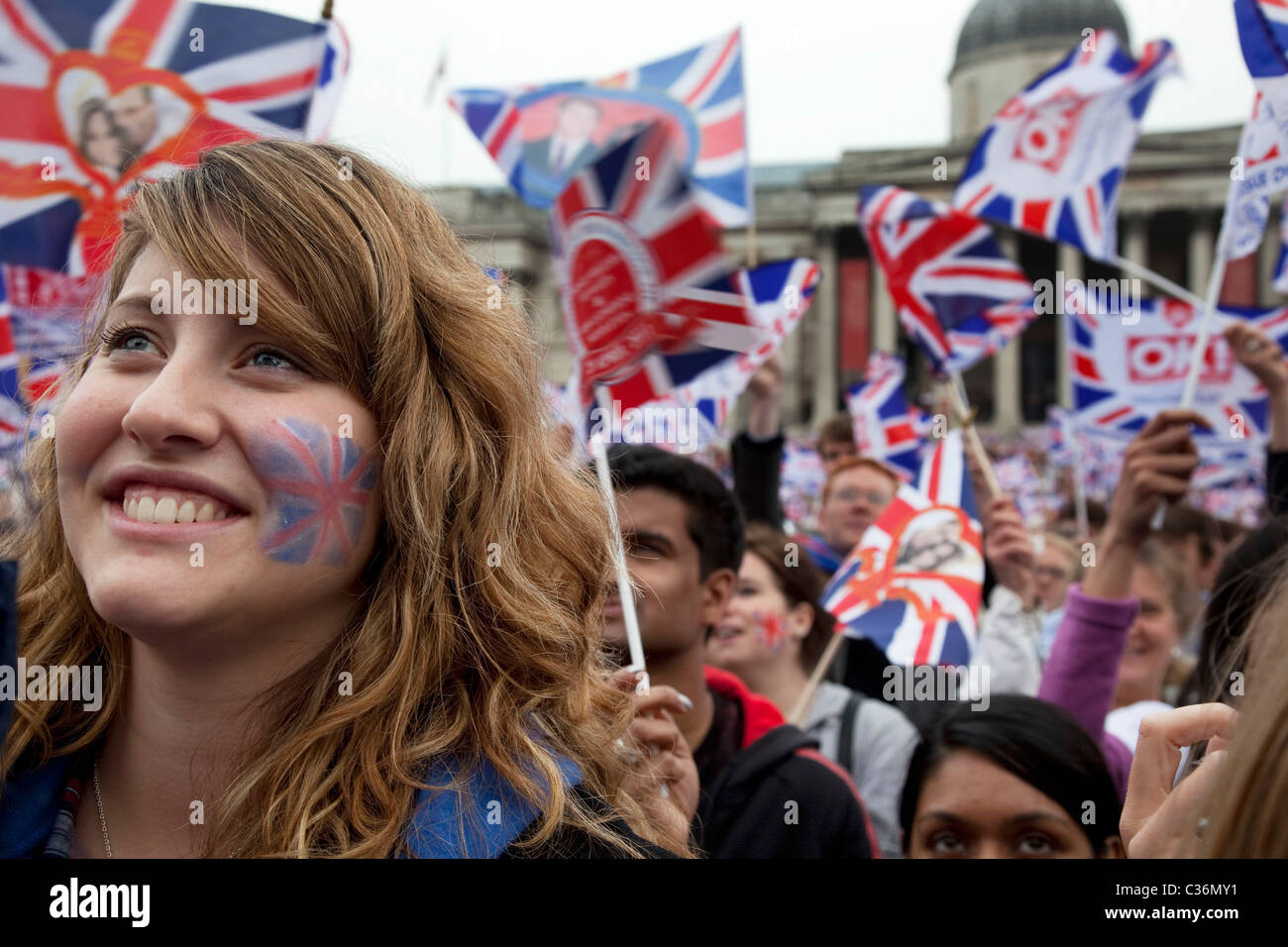 Recueillir des fêtards à Trafalgar Square, au centre de Londres pour célébrer le mariage du Prince William et Kate Middleton Banque D'Images