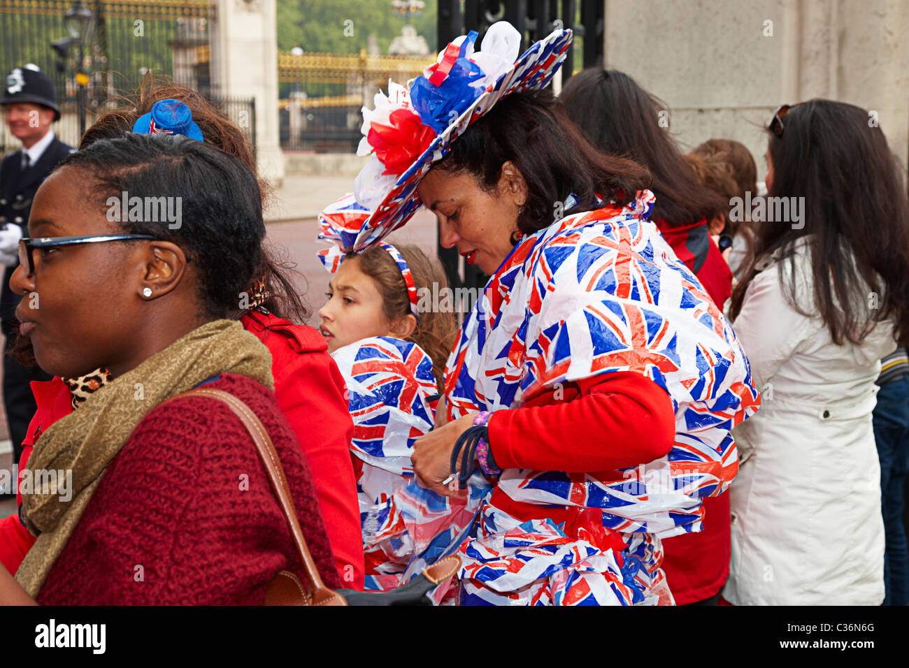 Une femme se prépare à célébrer le mariage royal sur le Mall Banque D'Images
