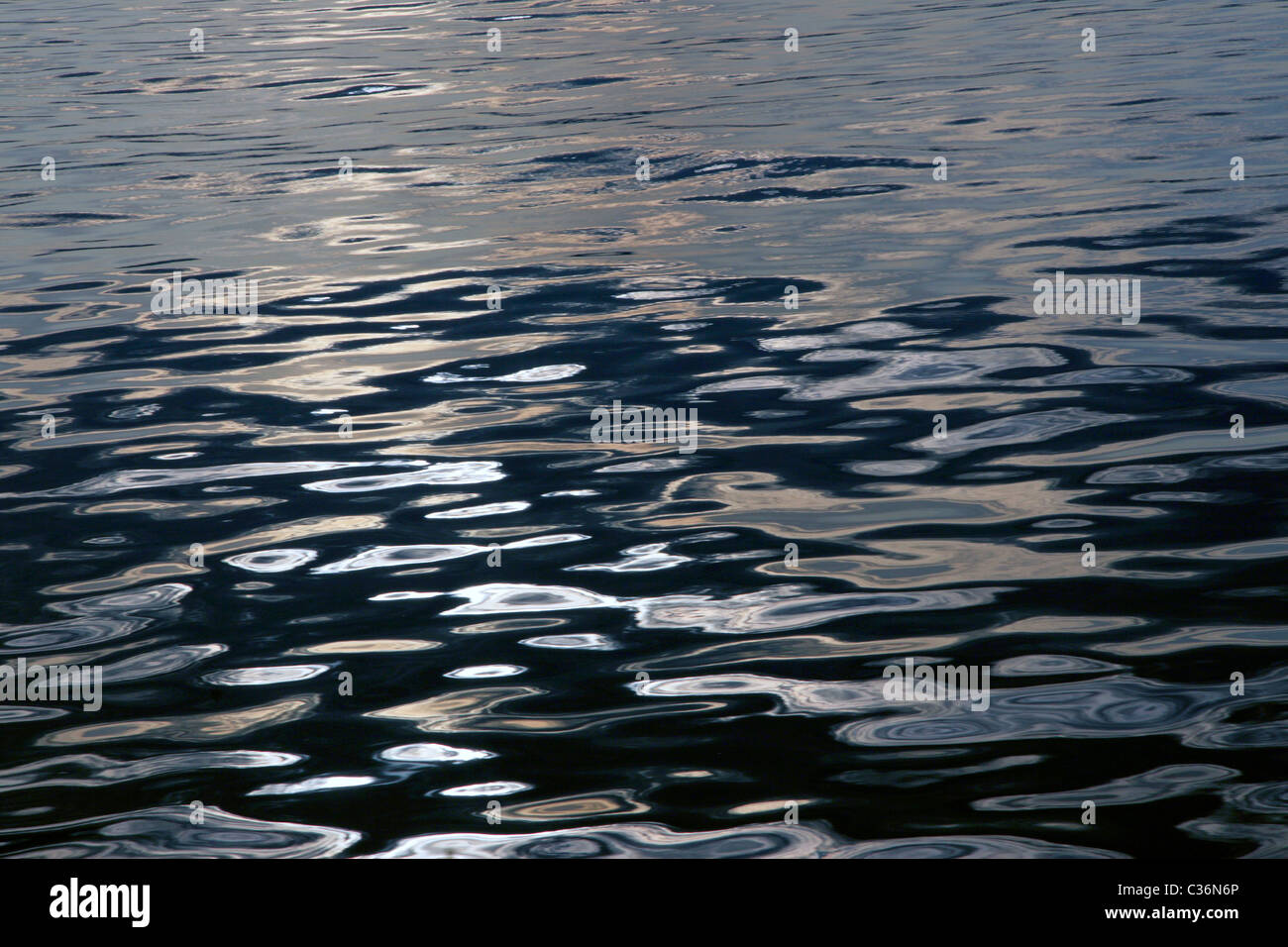 La réflexion dans le calme paisible près de la mer Ionienne Grèce Paxos.format paysage.copier l'espace. Banque D'Images