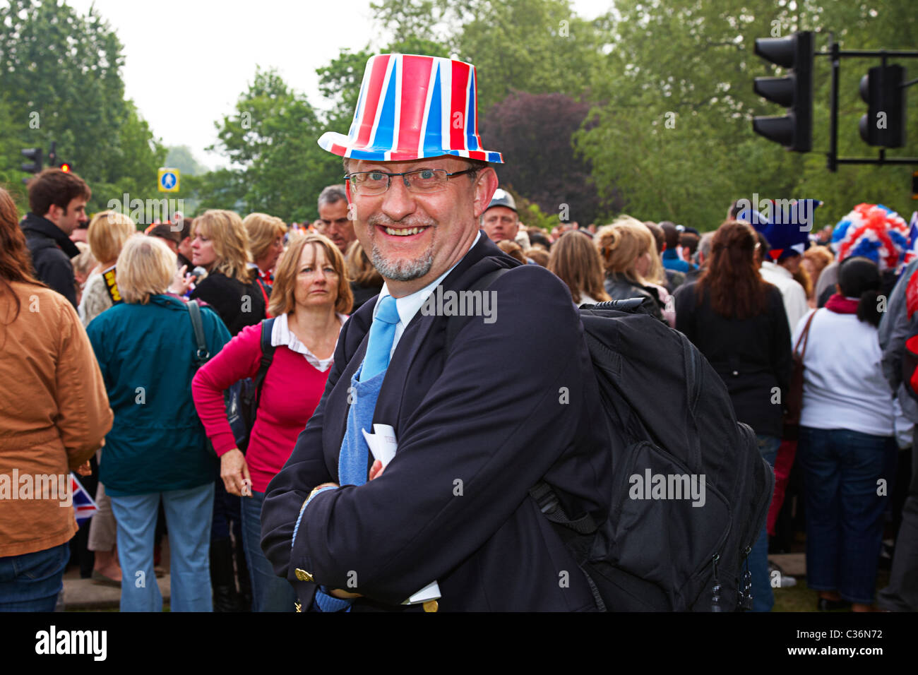 Un homme dans un chapeau en plastique union jack sourit à l'appareil photo Banque D'Images