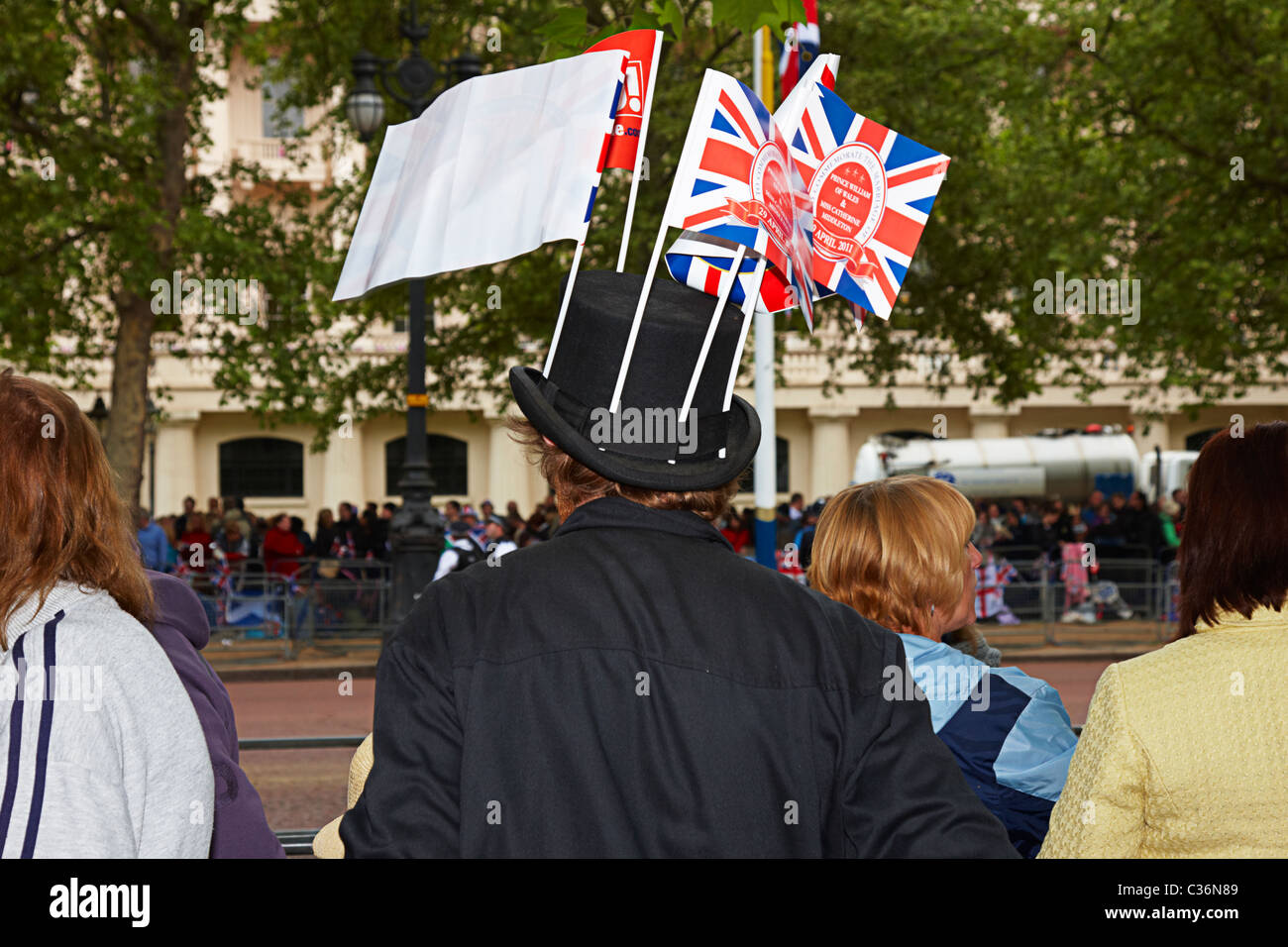 Un homme avec de nombreux drapeaux Union Jack sur un top hat Banque D'Images