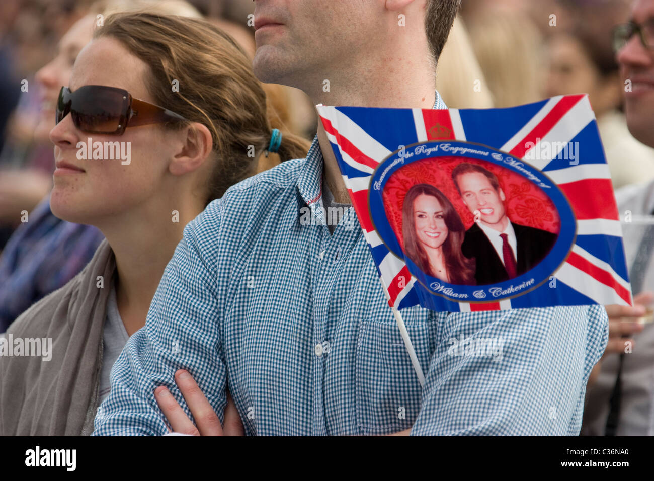 Les fêtards royaux de mariage tenant le drapeau avec le prince William et Catherine Middleton célèbrent à Hyde Park Londres au Royaume-Uni Banque D'Images