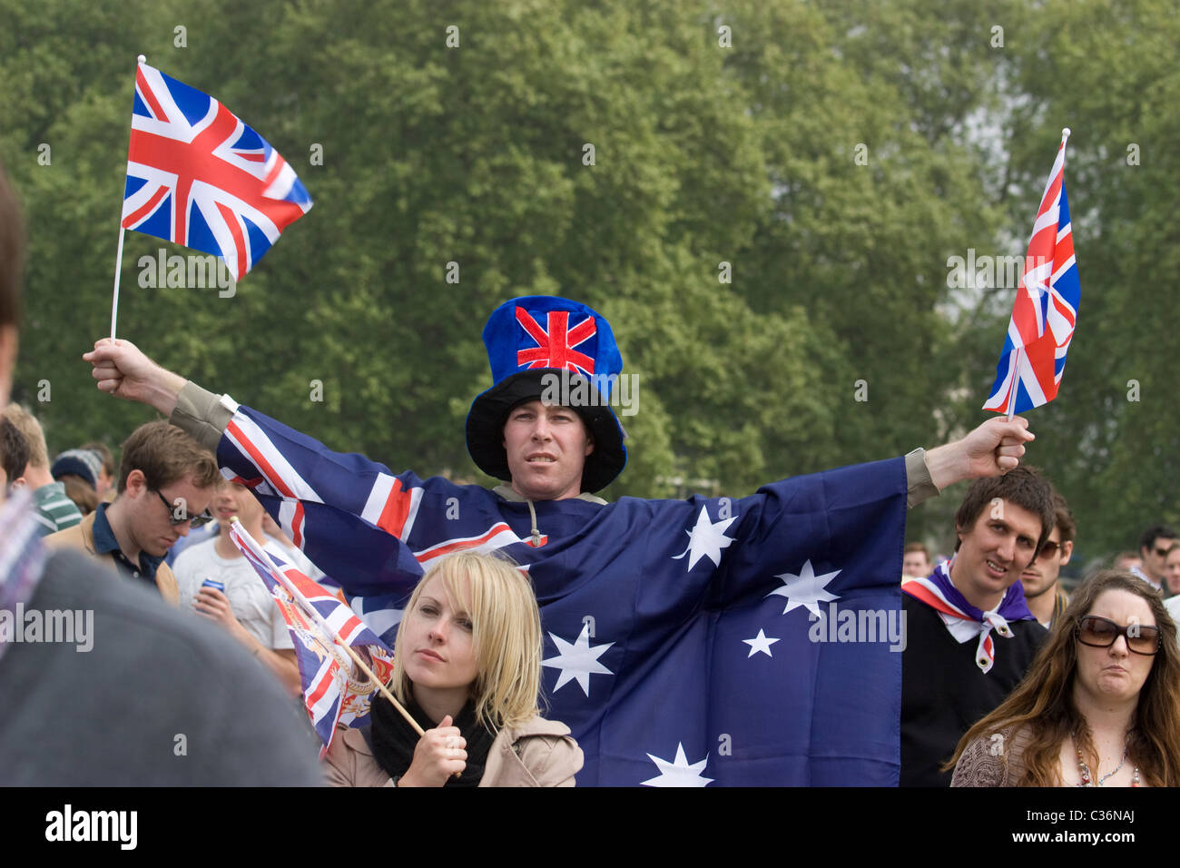 Le fêteur de mariage royal portant le drapeau néo-zélandais célèbre avec des drapeaux et des chapeaux union jack à Hyde Park Londres Royaume-Uni Banque D'Images