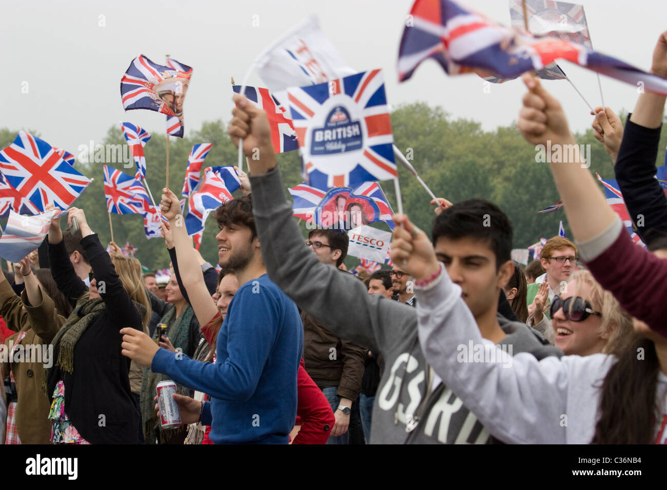 Fêtez le mariage royal avec des drapeaux union jack à Hyde Park Londres Royaume-Uni Banque D'Images