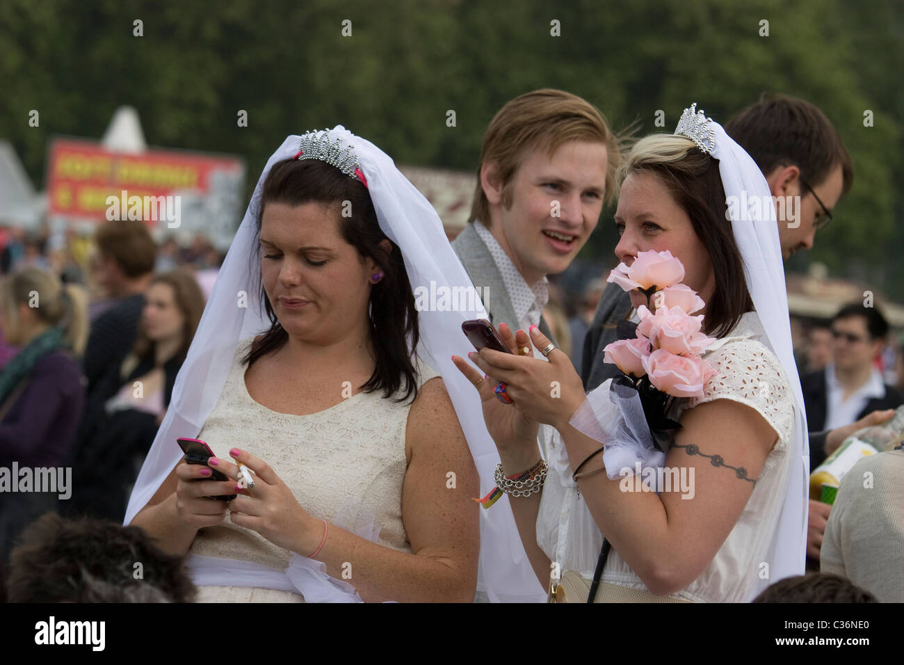 Mariage Royal carnavaliers habillés comme épouses de fumer des cigarettes Hyde park Banque D'Images