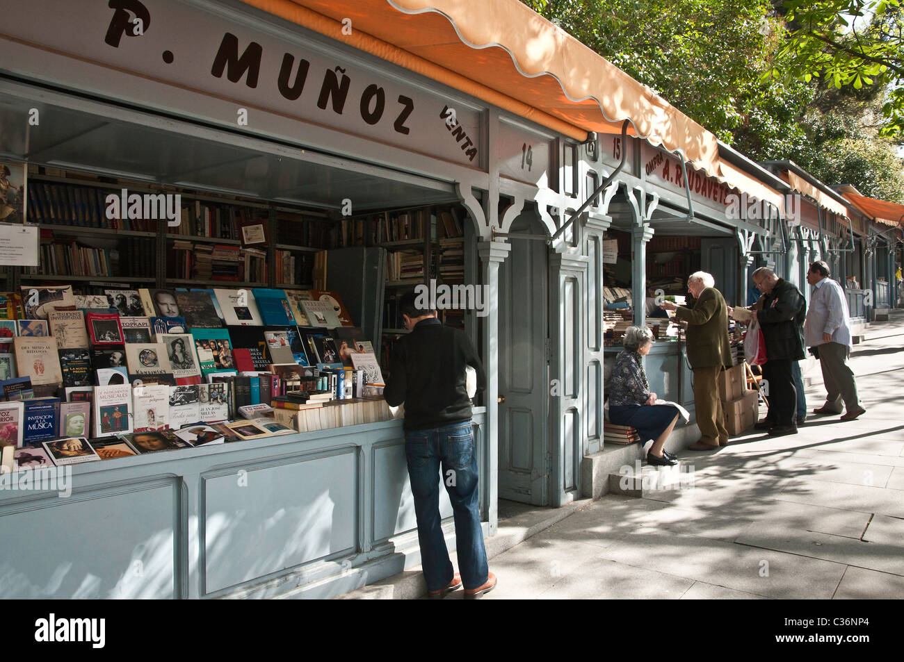 Second Hand book stands dans la Cuesta de Claudio Moyano au bas de l'avenue Paseo del Prado, Madrid, Espagne. Banque D'Images