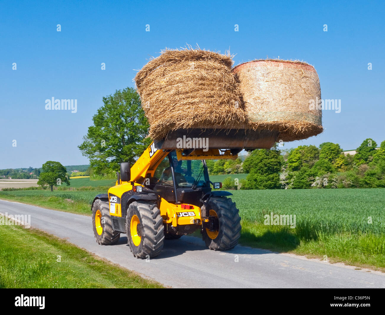 Chargeur télescopique JCB tracteur avec bottes de paille - France. Banque D'Images