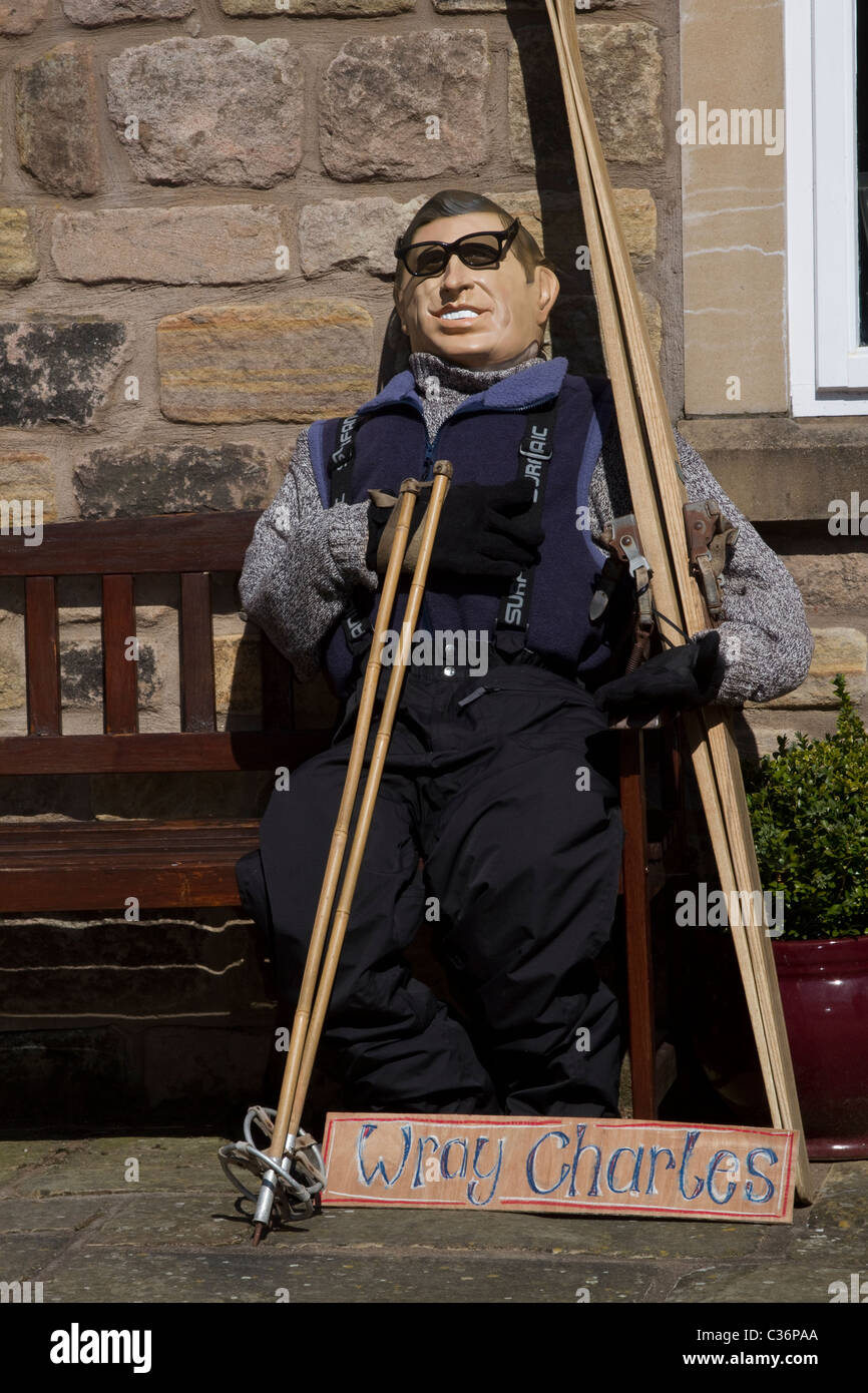 Effigie du prince Charles assis avec du matériel de ski, caricature Wray Charles au festival annuel de l'escarecrow et du village de Wray, Lancaster, Lancashire Banque D'Images