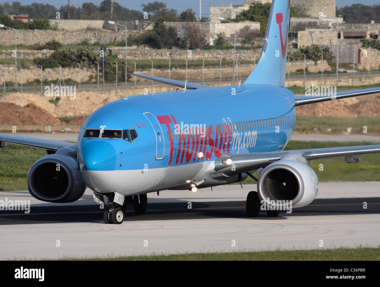 Thomsonfly Boeing 737-800 de l'alignement pour le décollage à partir de Malte Banque D'Images