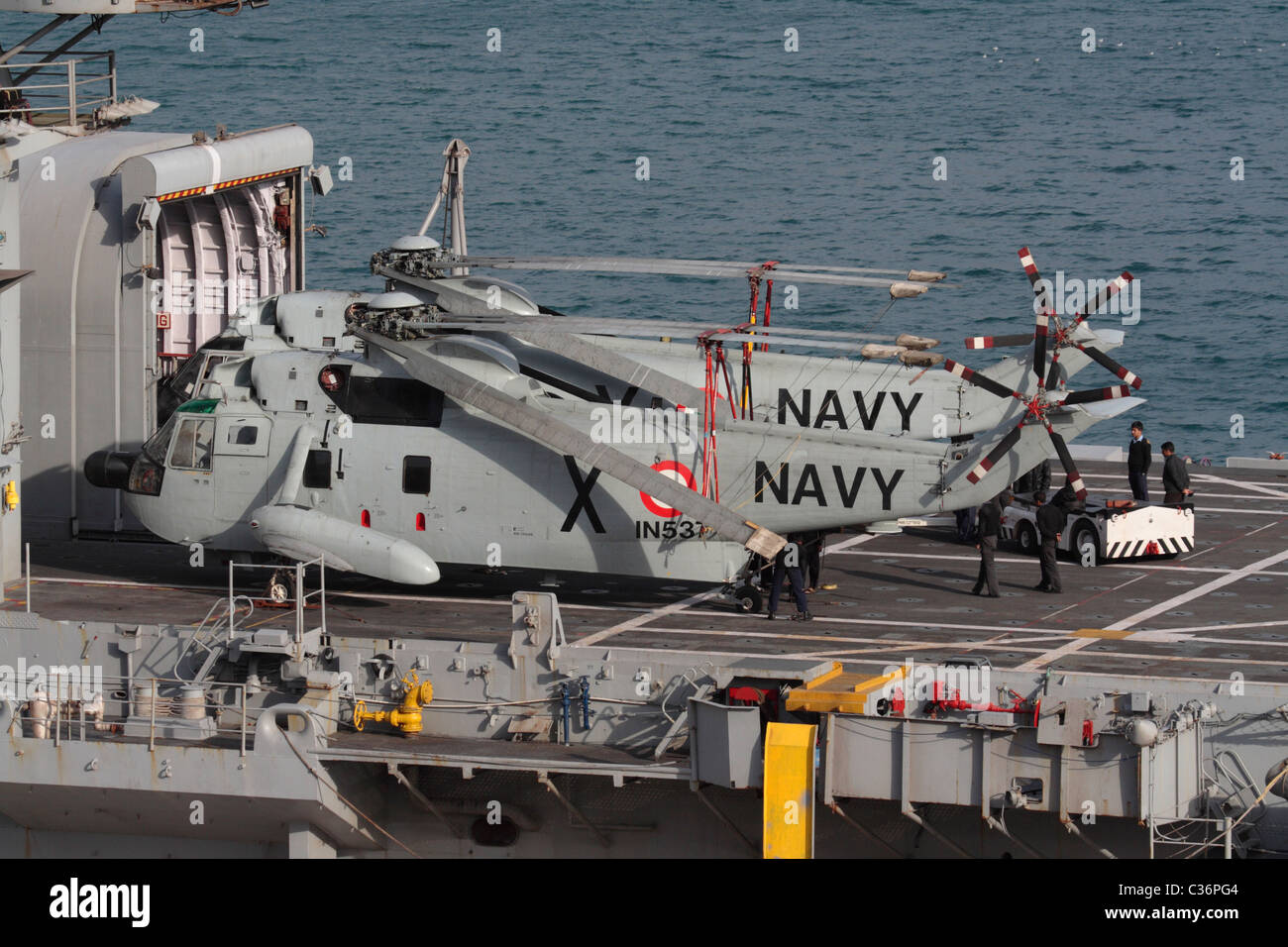 La marine indienne UH-3H hélicoptères militaires Sea King à bord du navire INS Jalashwa opérations amphibies Banque D'Images