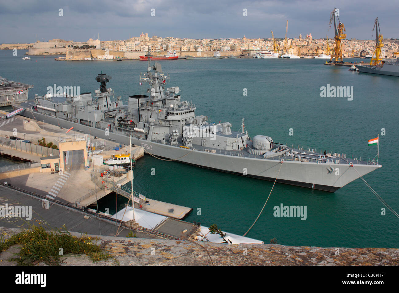 La marine indienne destroyer INS Mysore à Malte le 12 mars 2011, après l'évacuation de ressortissants indiens à partir de la Libye. Banque D'Images