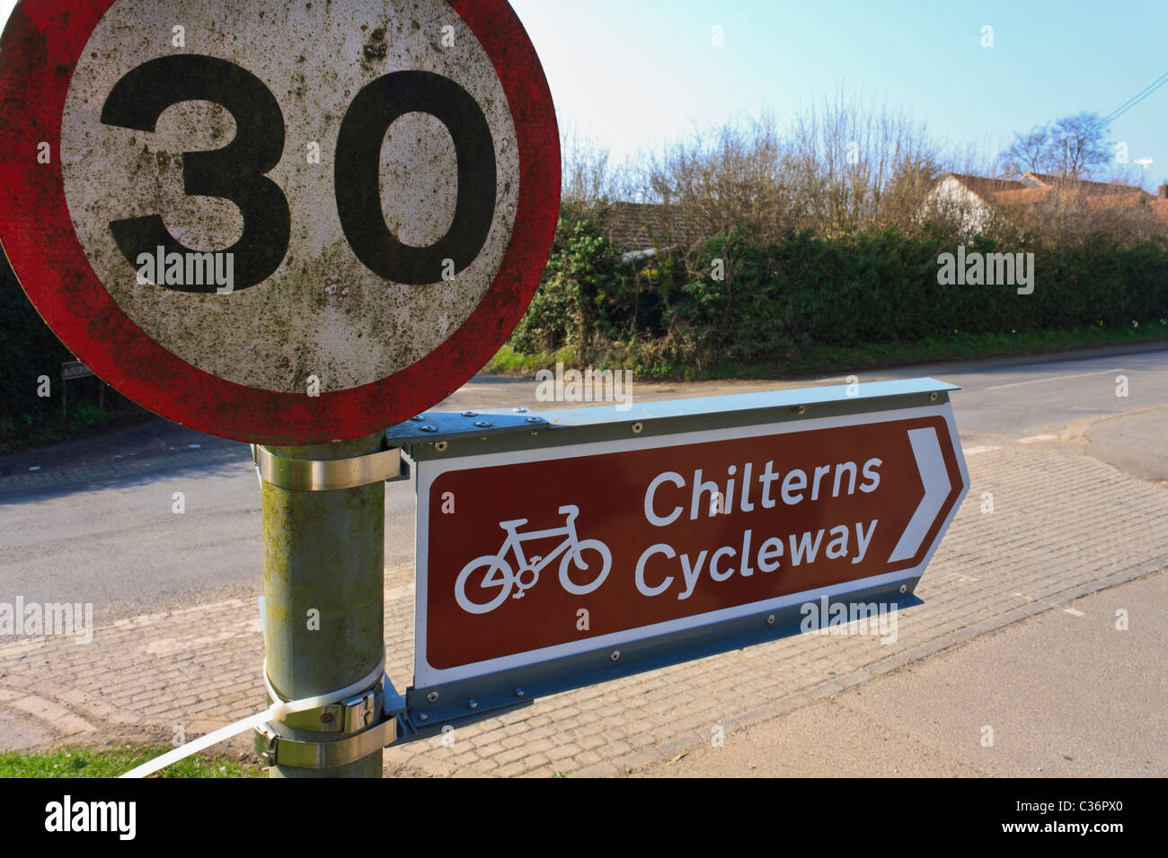 La piste cyclable Chilterns signe et 30 mph vitesse limite signe. Banque D'Images