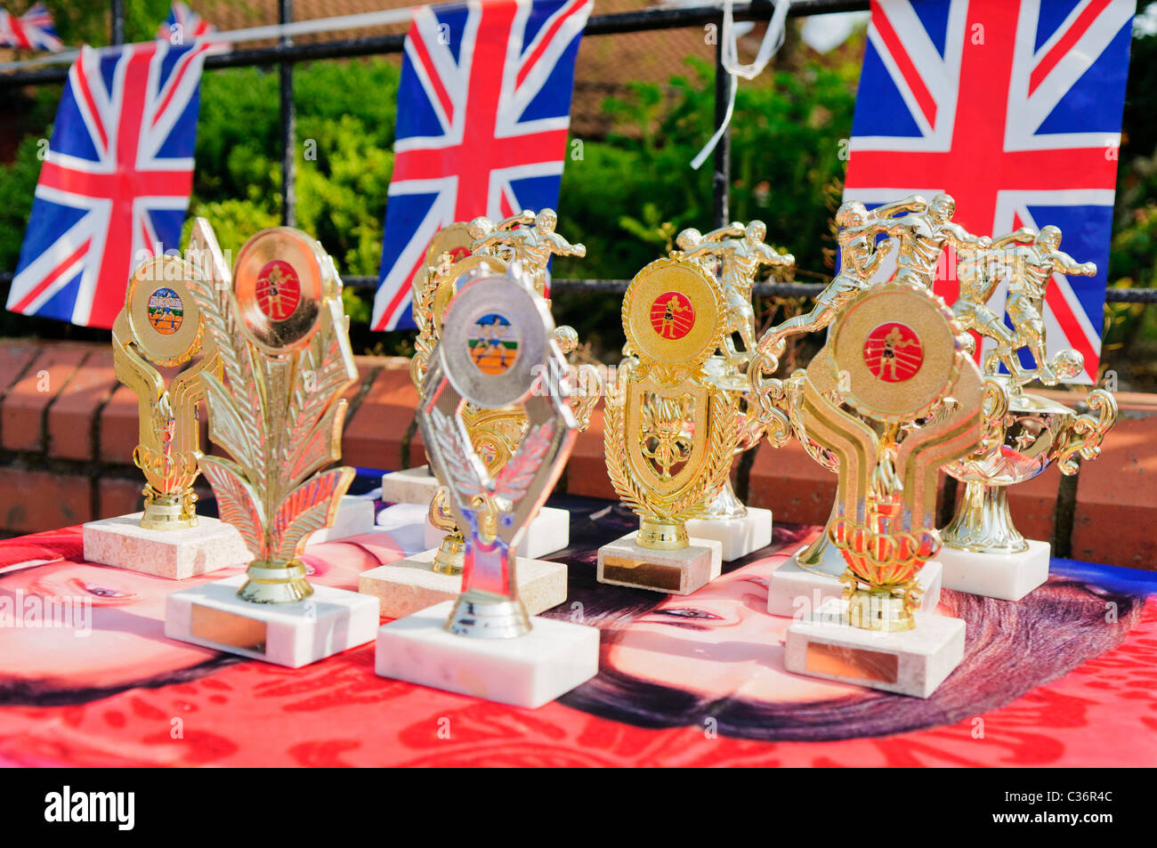 Prix et trophées sur une table en face d'une certaine Union Jack bunting Banque D'Images