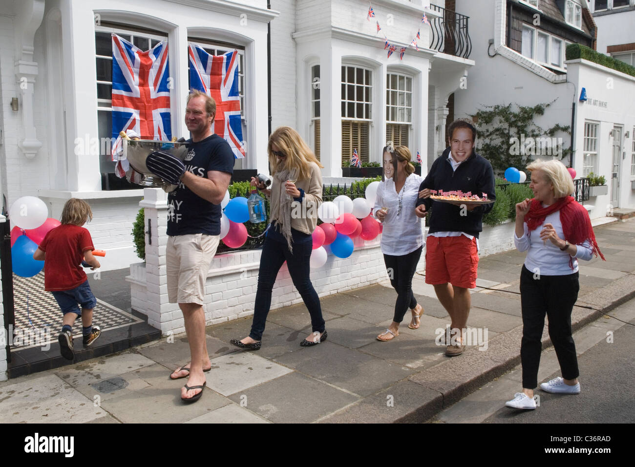 Royal Wedding Street Party food Chelsea Londres. Masques souvenir Prince William et Catherine. Avril 29 2011. Banderole rouge blanc et bleu et drapeau Union Jack décorent l'extérieur d'une maison. ANNÉES 2010 ROYAUME-UNI HOMER SYKES Banque D'Images