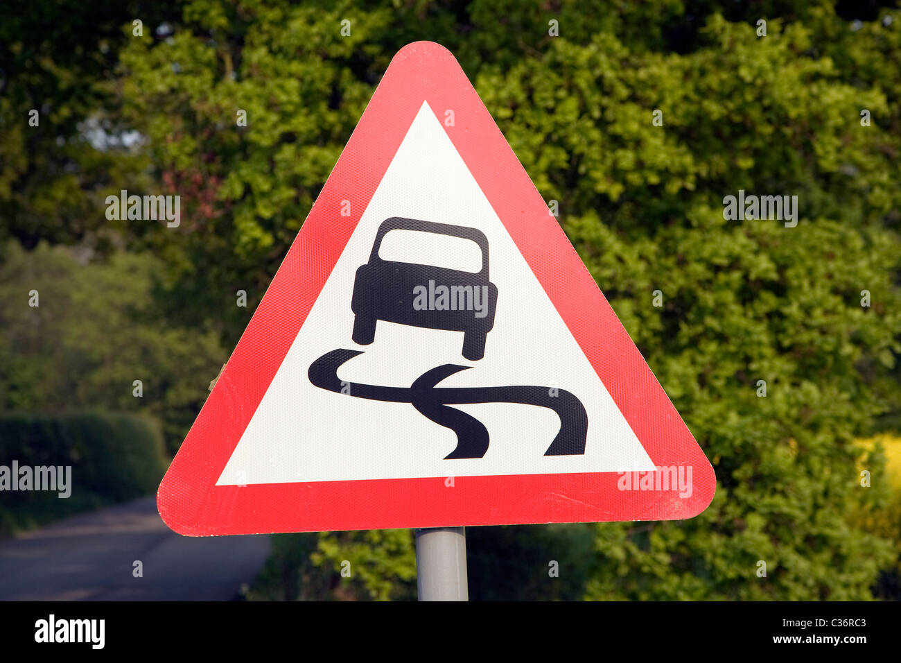 Triangle rouge signalisation routière pour risque de dérapage Banque D'Images
