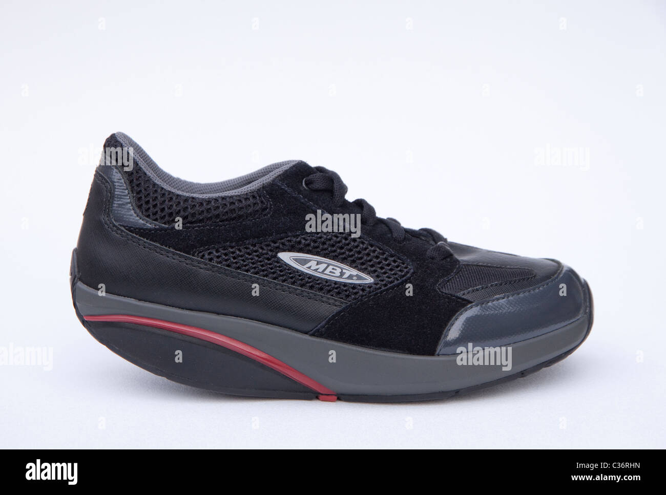 MBT (Masai Barefoot Technology) sneakers ont une semelle arrondie pour  simuler la marche pieds nus sur des irrégularités du terrain Photo Stock -  Alamy