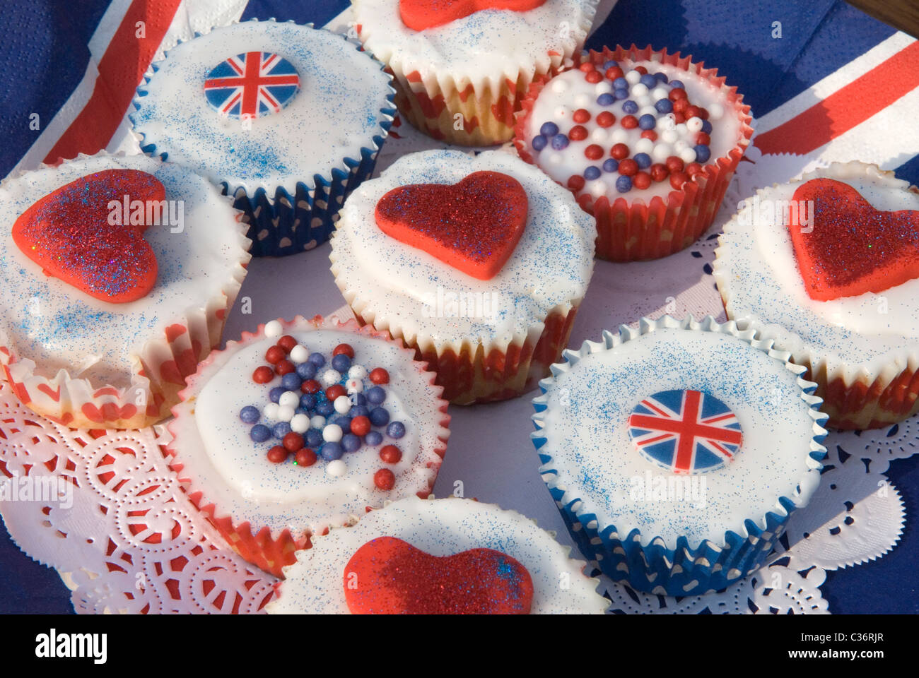 Cupcakes UK. Repas de fête sur le thème des coeurs rouges, blancs rouges et bleus. Gâteaux de rue Royal Wedding décorés maison. Prince William Kate Middleton - Princesse Catherine Royal mariage. Londres Angleterre des années 2011 2010 Royaume-Uni HOMER SYKES Banque D'Images