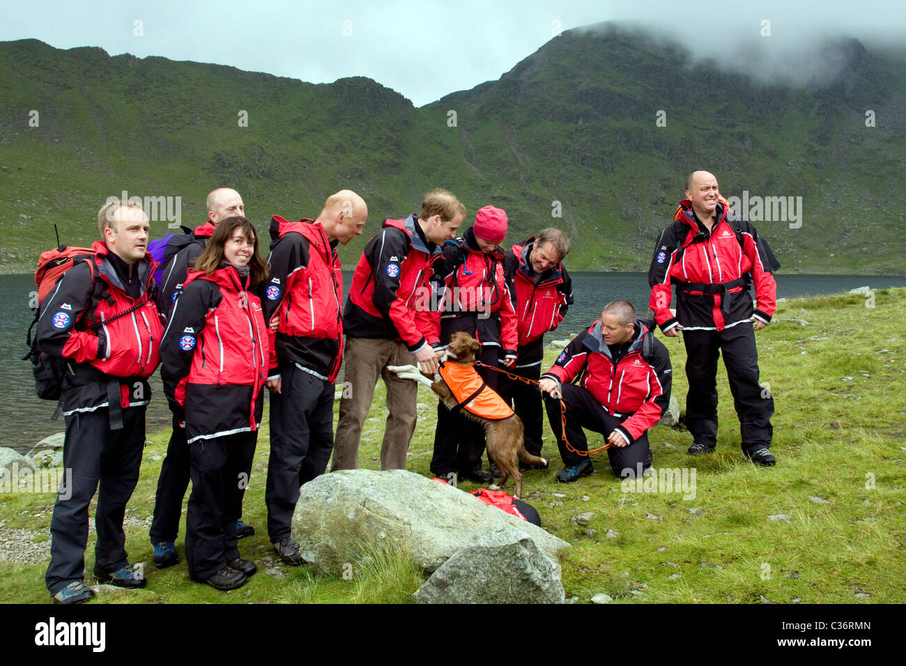 Le prince William lors de sa visite à Helvellyn avec les membres d'équipes de secours en montagne Banque D'Images