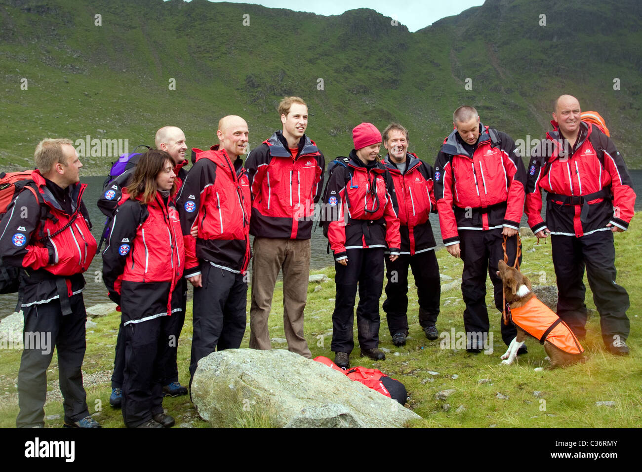 Le prince William lors de sa visite à Helvellyn avec les membres d'équipes de secours en montagne Banque D'Images
