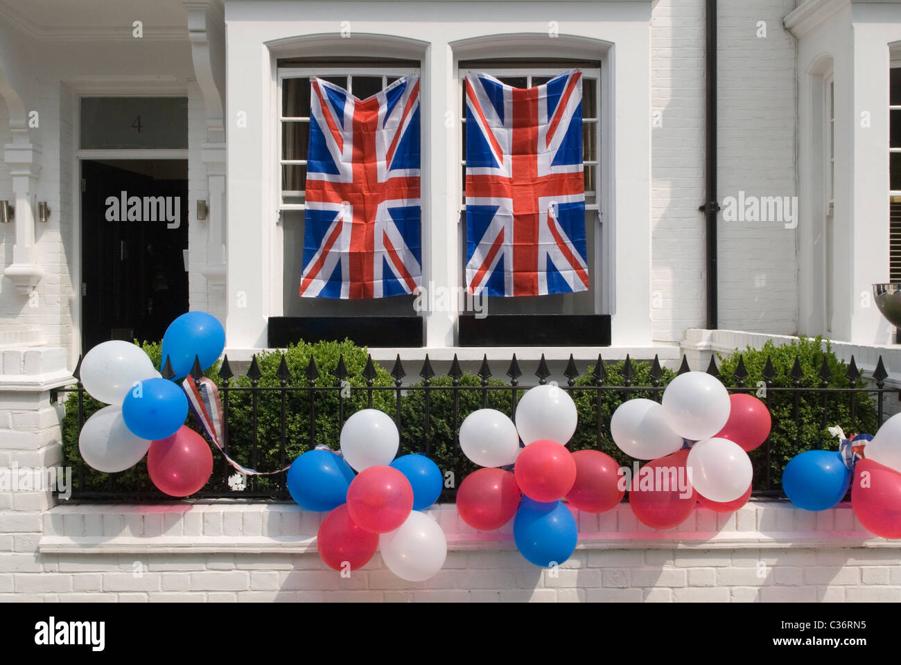 Royal Wedding Street Party. Bunting exterior Chelsea Londres le 29 avril 2011 2010S UK rouge blanc et bleu des ballons et des drapeaux Union Jack décorer l'extérieur à l'extérieur d'une maison. HOMER SYKES Banque D'Images