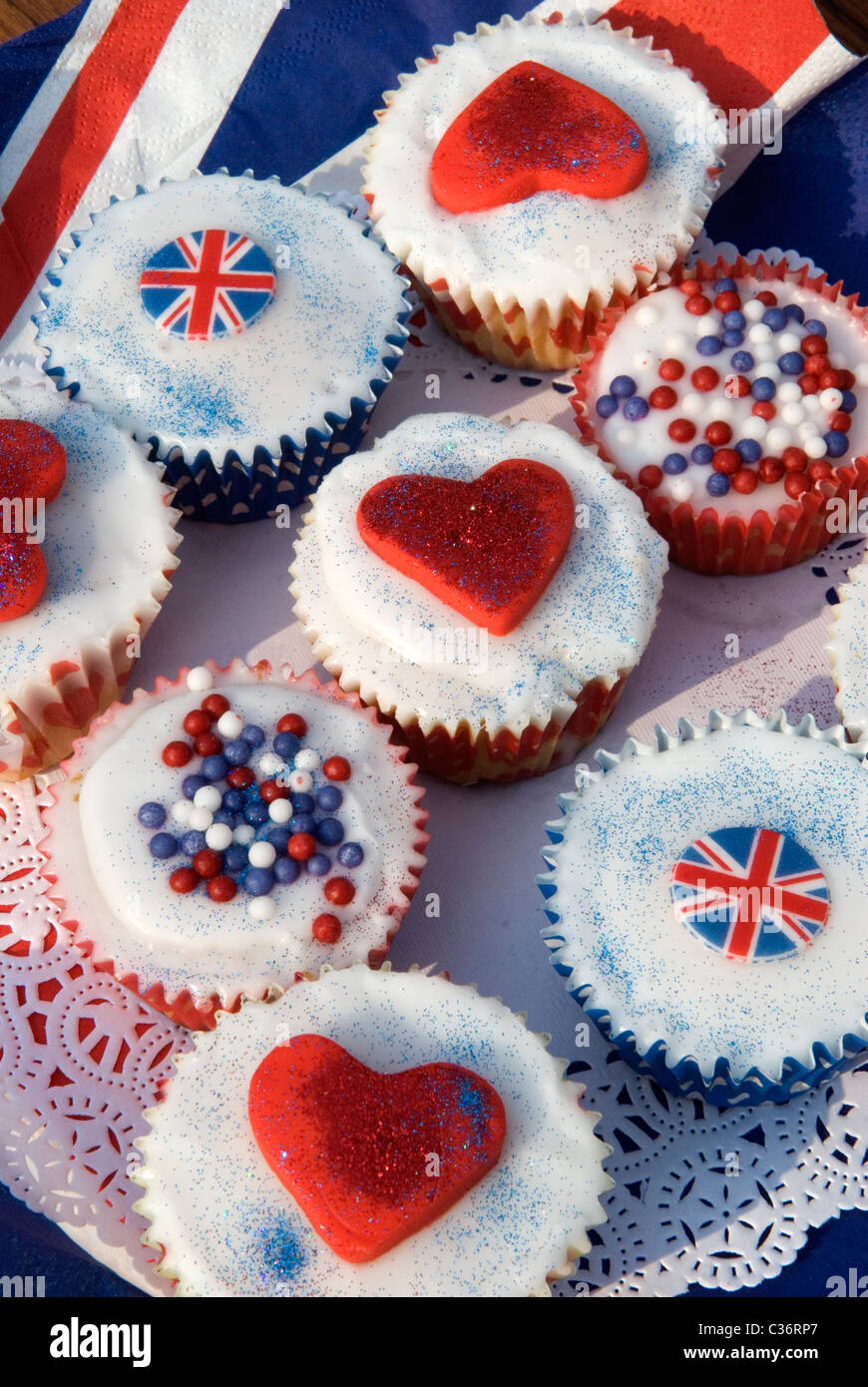 Cupcake Anglais Union Jack Cupcakes et un avec Red Hearts. Repas de fête sur le thème rouge, blanc et bleu. Cuisine maison de fête de mariage royal décorée. Prince William Kate Middleton - Princesse Catherine Royal mariage Londres Angleterre années 2011 2010 Royaume-Uni HOMER SYKES Banque D'Images