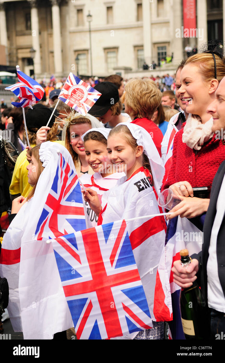 Mariage Royal 29 avril 2011 Rassembler les foules à Trafalgar Square Londres Angleterre.Le prince William et Kate Middleton. Banque D'Images